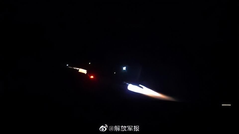 暗夜出击！空军战机下半夜飞行训练进行中