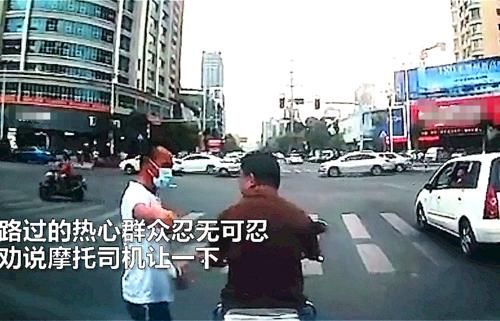  挡住|男子故意挡住救护车，停在路口淡定抽烟，交警直接重罚