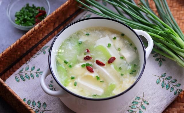  丝瓜|一根丝瓜、2个鸡蛋、1块豆腐，放锅里一起打汤，鲜美嫩滑真好喝