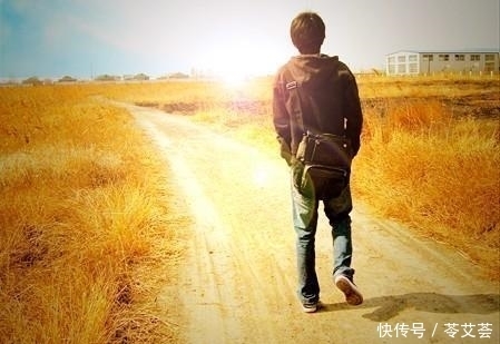  招来|走在大街上, 小伙一个很不恰当得行为, 差点招来杀身之祸