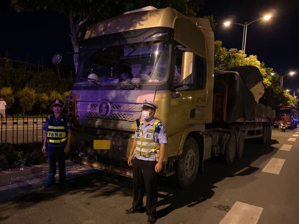 货车|4辆载石材的“百吨王”大货车深夜被堵截