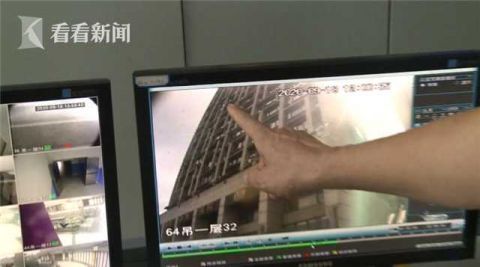 商户|木桶高坠躲过摄像头！一楼商户被吓坏戴上安全帽