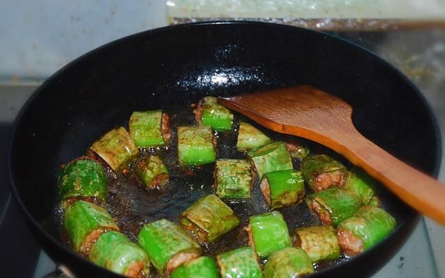 下酒|尖椒别再炒着吃,教你一个特别版尖椒酿肉,麻辣鲜香,下酒又下饭