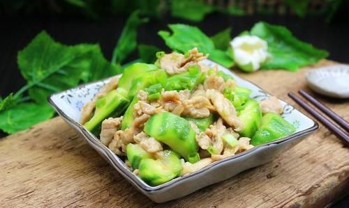  丝瓜炒肉|进入8月，夏天吃这瓜，加肉鲜香味美，营养全面
