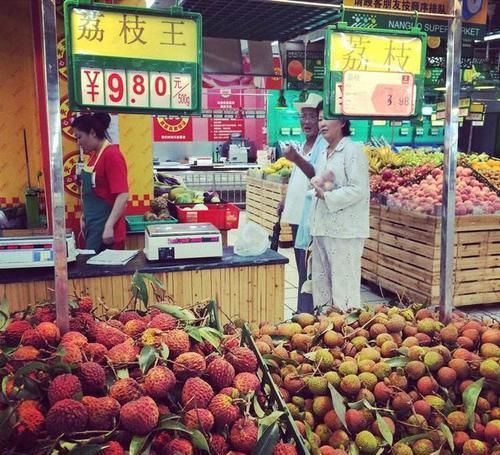 饮料|孩子在超市未结账先喝饮料，超市要十倍赔偿?妈妈回怼很给力