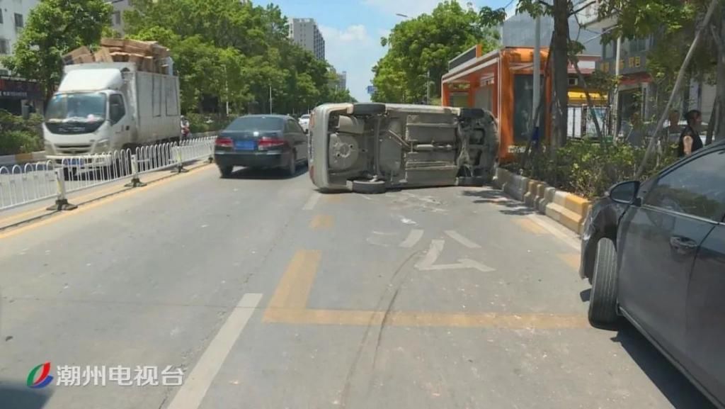 车主|绿榕北路一辆小轿车侧翻在机动车道上，车主一头雾水