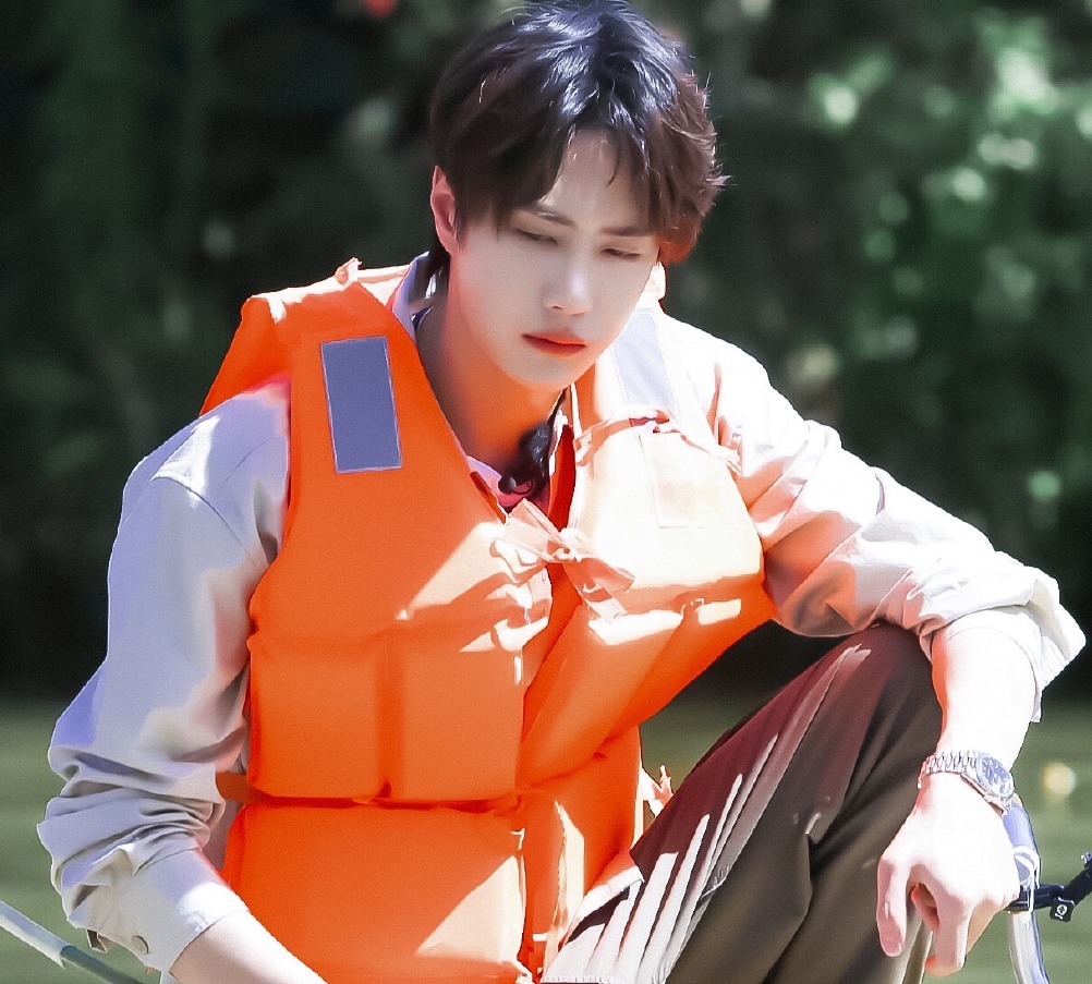  累坏|天天向上王一博被强行搭顺风车，悠哉撩发负责帅，却累坏大张伟