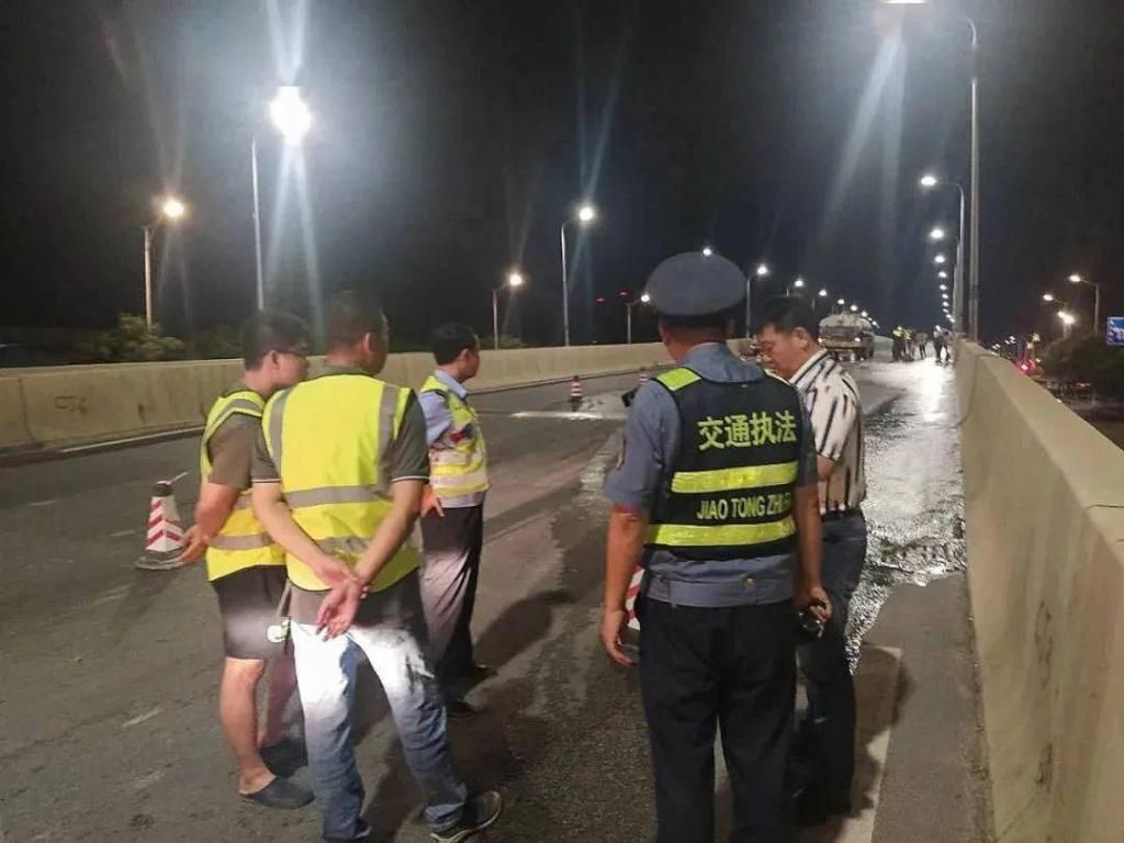  交通事故|猛看丨金凤高架桥泥头车洒漏淤泥引发交通事故