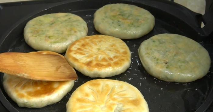 鸡蛋|秋天常吃这馅的饼子,不用发面也柔软,薄皮大馅,比肉饼还要好吃