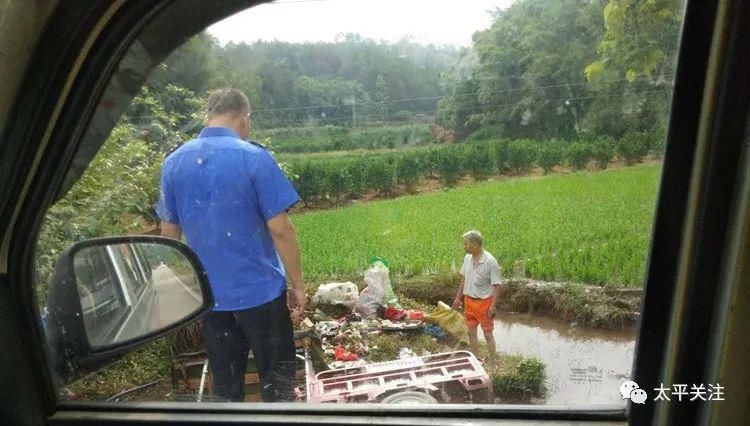  干起|翻车现场，城管干起交警的活