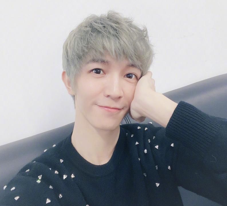  即将|《向往4》刚收官，何炅又一新综艺即将来袭，搭档THE9追定了