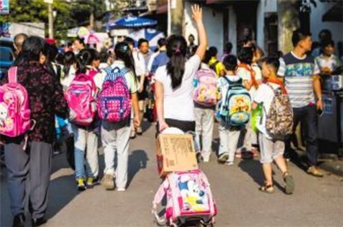  邻居家|9岁女孩回家途中失踪，10年后却在邻居家发现，获救时父母哭到崩溃