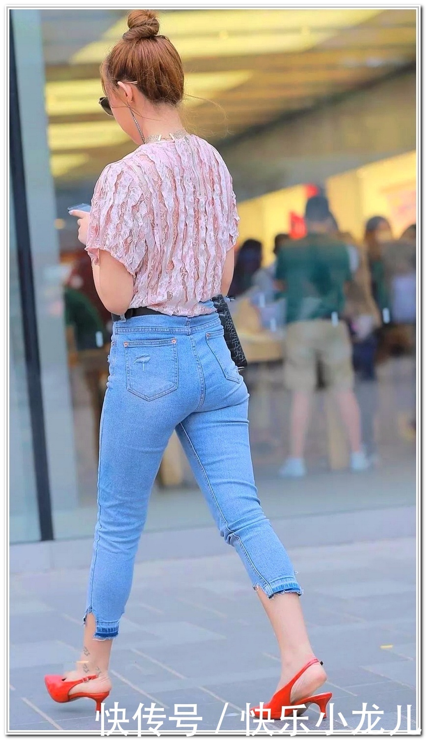  往前走|小姐姐穿牛仔裤搭配墨镜，一直往前走，给人眼前一亮！