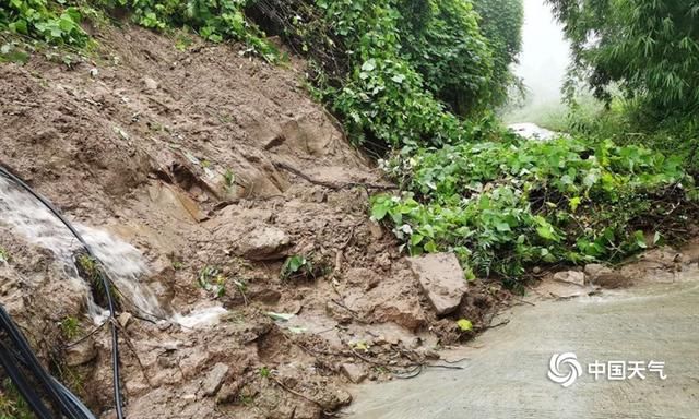 山体|四川绵阳强降雨 城市内涝山体滑坡阻断通行