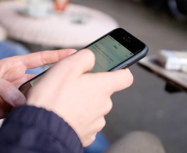  女儿|公交车上女儿喊肚子疼，妈妈低头后果断叫停司机，全车人：佩服