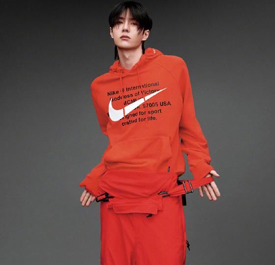  模样|王一博吃火锅辣到冒汗，脸上被热到“脱妆”后，素颜让人突然想脱粉