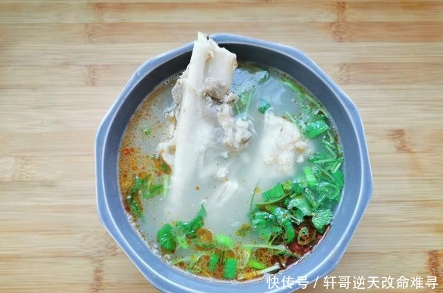 浓肉|做羊肉汤时,千万别乱放调料,记住两点,羊肉汤浓肉香还不膻