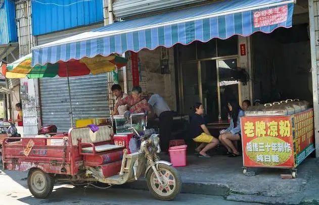 老街|港有条老街，当地人过着80年代生活，吃着80年代的小吃