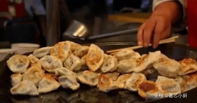 煎饺|小夫妻在英国卖“特色小吃”,25元1份,刚出摊老外就排队