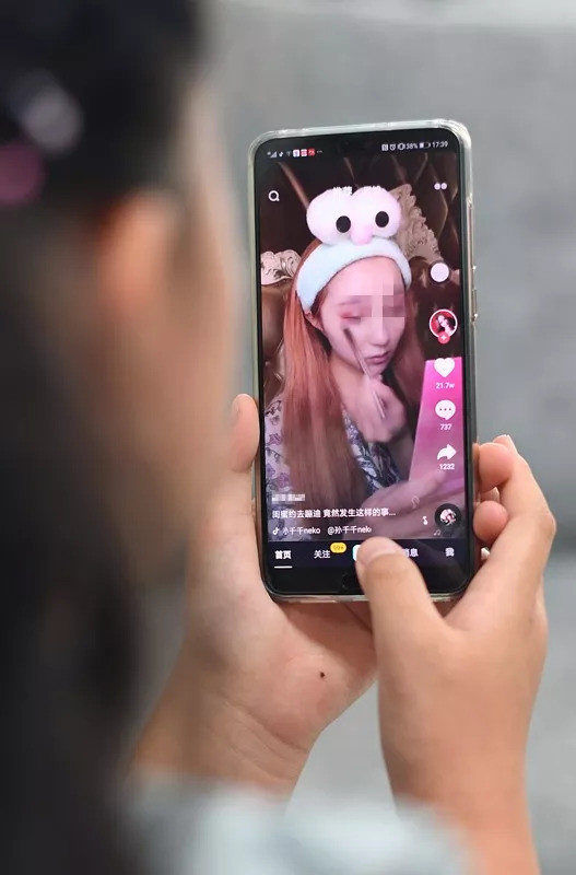 黄女士|沉迷抖音：9岁女孩浓妆艳抹，10岁女孩加30多个群做“生意”