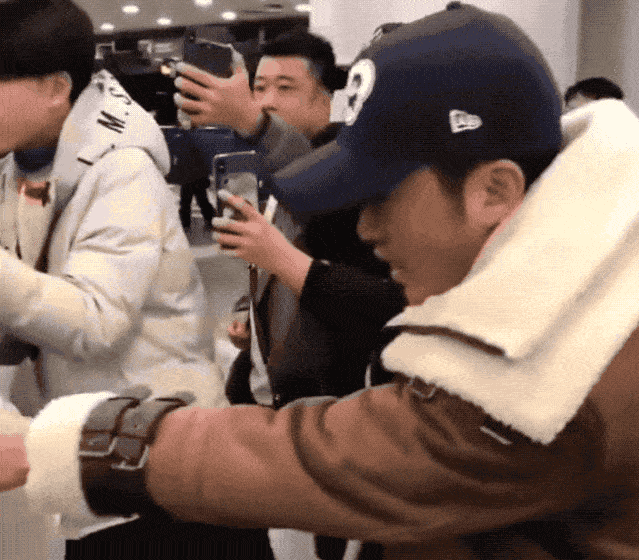  黑色|独家观察||从为爱发电到黑色产业链，起底明星们怒斥的代拍乱象