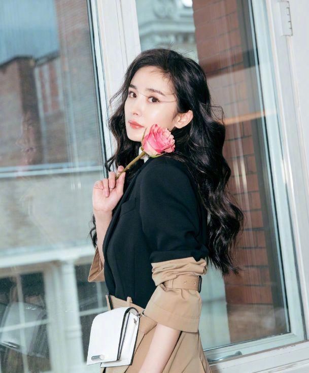 马丁|杨幂为了时尚,大热天穿马丁靴不算啥,看到鞋带:让人想不通