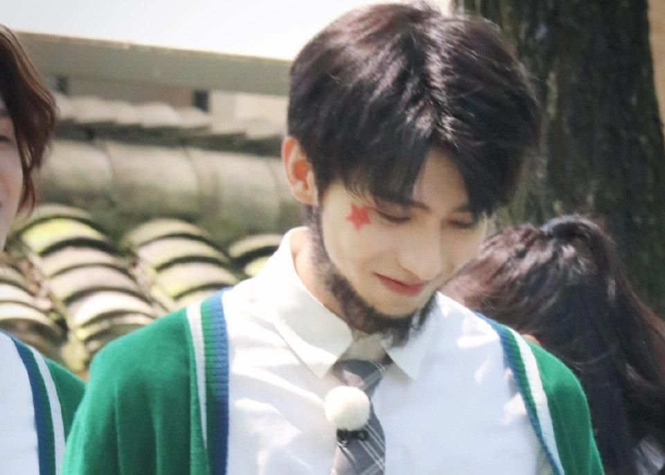  蔡徐坤|您的“蔡小葵”已上线，暖心为baby提裙子第一期的神秘嘉宾曝出