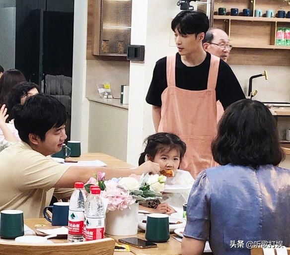  录制|张艺兴录制《忘不了餐厅》，与黄渤再次合体，两人的友谊让人慕了