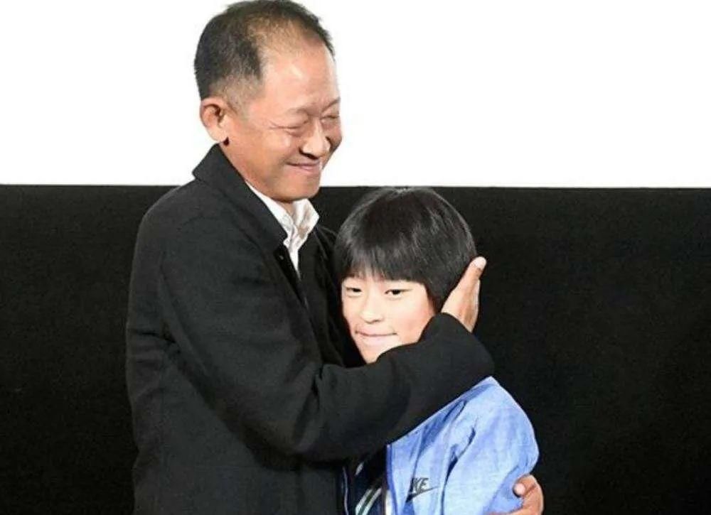 瘦显|54岁王志文近照暴瘦显老?拍戏8个助理待命,8岁儿子逐梦演艺圈?