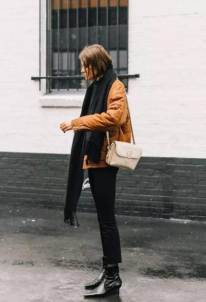 流行|马丁靴已经过时了，入秋后这3双鞋子正流行，舒适时髦又显腿长