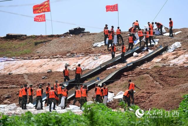 永修|江西永修：洪水浸泡堤坝现裂缝 武警官兵连续奋战化险情