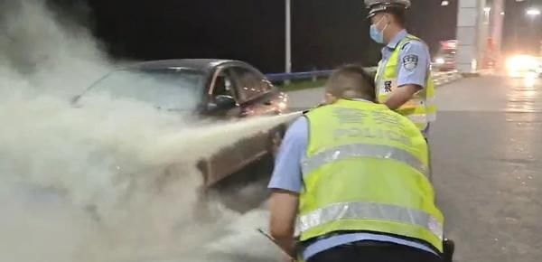 自燃|轿车高速站口突然自燃，高速交警化身“消防员”快速扑灭