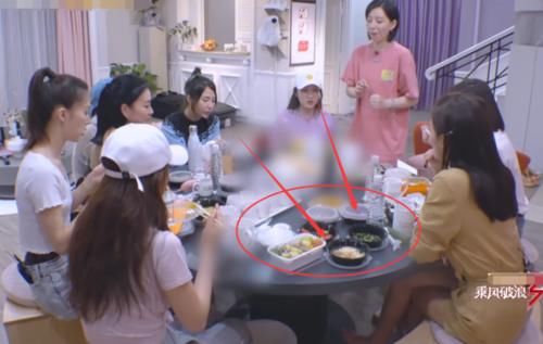  节目组|节目组给姐姐准备三十份菜，打开看清是啥后，原谅我一个都不想吃