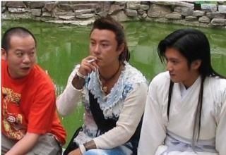  综艺节目|他上跑男很克制自己！烟瘾犯了后喝牛奶被观众看穿，最终只好尬演