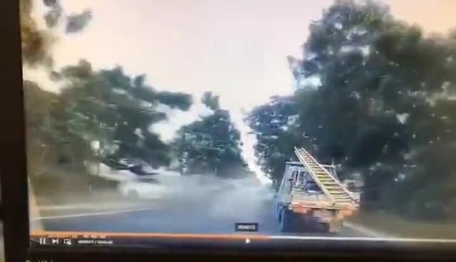  相撞|合浦一小车超车与对向车辆相撞，致2人不幸身亡！记录仪拍下撞击瞬间