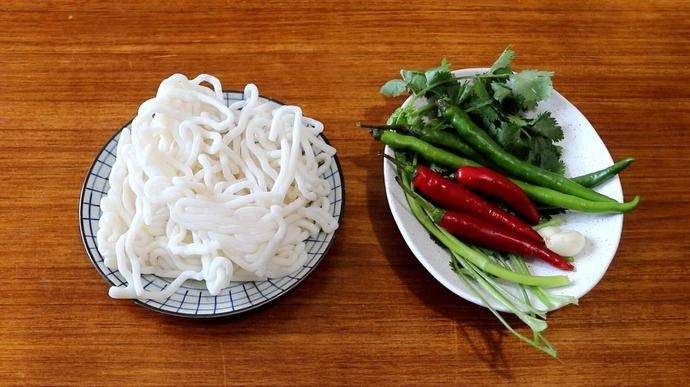  爽滑|天气炎热没有胃口？教你做一碗酸辣土豆粉，筋道爽滑，酸辣开胃