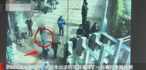  回应|“老人被路人行李箱绊倒后去世，家属索赔62万”，当事人回应来了