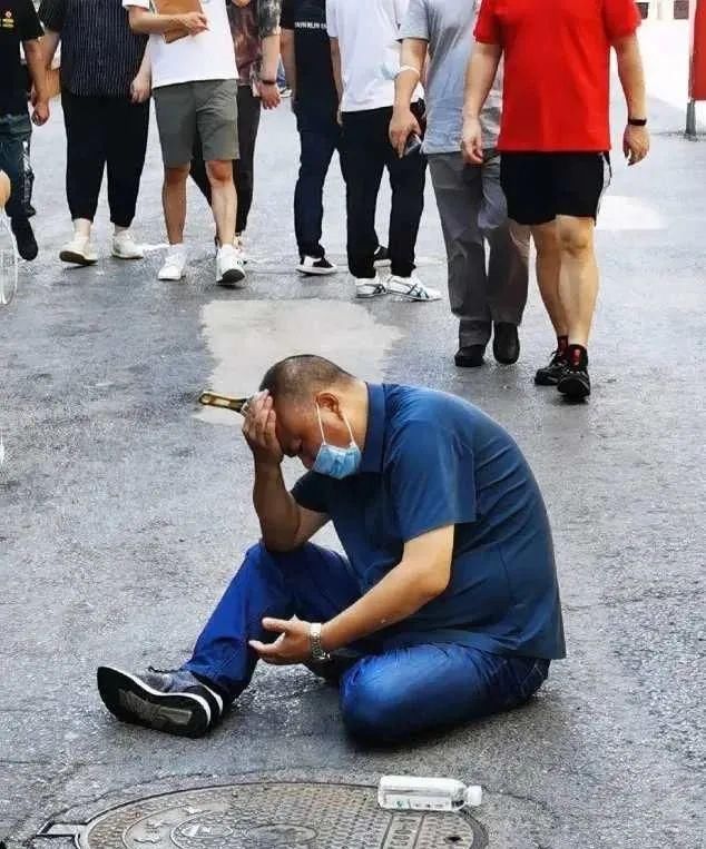  突降|8楼突降扳手，插入路人颅骨2厘米，医生称有一细节救了他