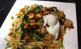 朋友|炒面时别直接下锅,多做一个步骤,面条不粘更有嚼劲,一盆不够吃