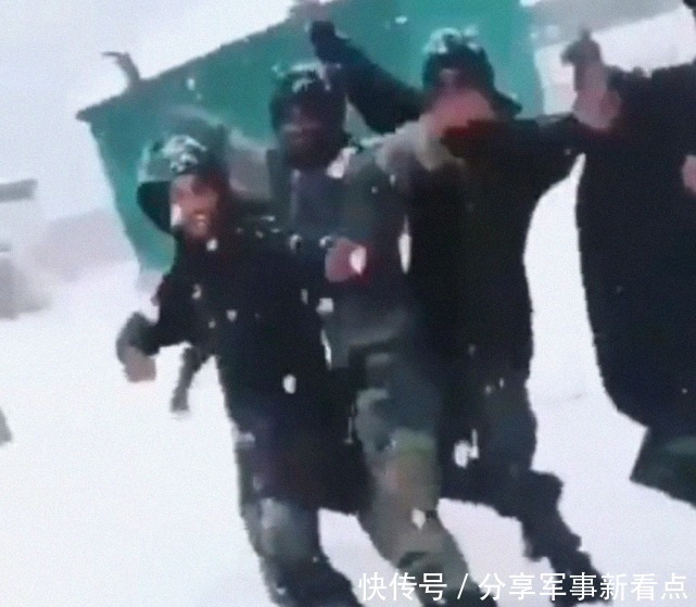 印度|印度边境山区连日降温降雪,军人苦中作乐,抱着一只黑狗又唱又跳
