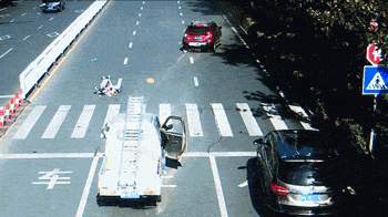  着孩子的手|2岁孙女过马路被撞飞，因为一个动作，爷爷被判主要责任