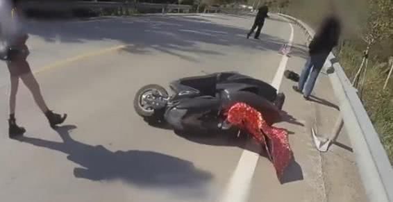 告诉我们|路人劝他少管闲事，小伙不听扶起老人，幸好他有行车记录仪