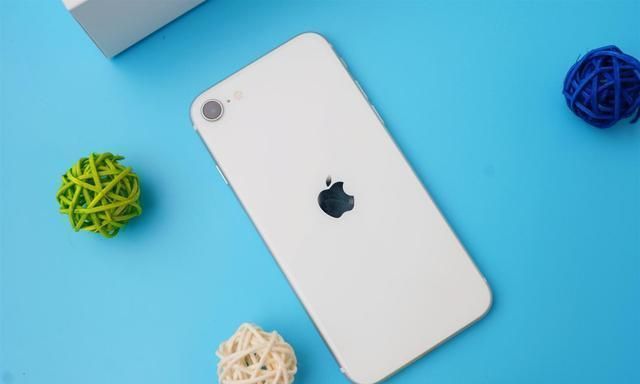 不动|被“捧上天”的iPhoneSE2,为什么卖不动了?答案很现实!