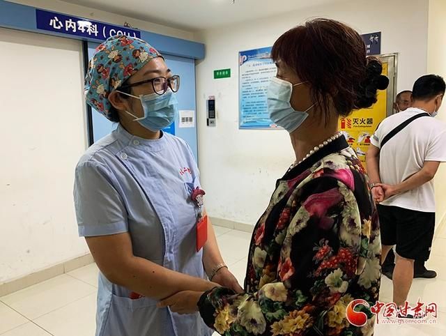 路过|兰州一男子突发心梗倒地 路过女护士跪地施救抢回一命