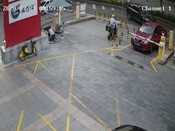  女子|危急！轿车失控，顺德一女子被夹晕