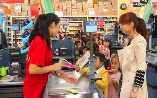 工作人员|熊孩子超市给薯片“放气”，宝妈护短被反怼，路人：就得这么治