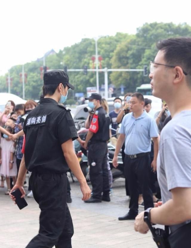  满满的|《元气满满的哥哥》把捉迷藏玩到极致，王鹤棣伪装成西瓜堆的西瓜