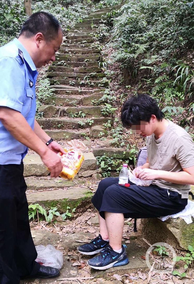  民警|酷暑下民警爬了2小时歌乐山……小伙子，终于找到你了！