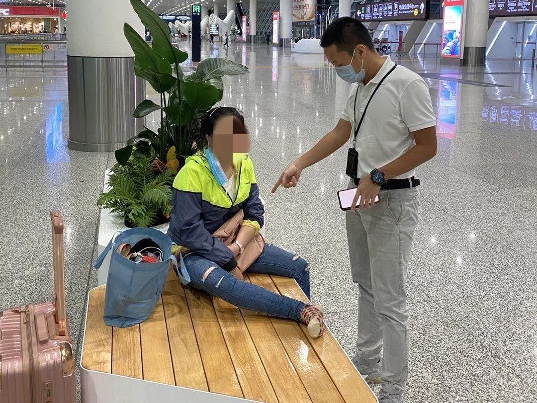  打电话|深圳市中心当街抛洒色情小卡片，这6人栽了！打电话真的能叫来美女吗？