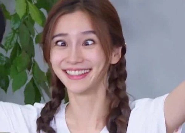  奔跑吧|baby被跑男称为“爱斗鸡眼的人”，看到本人的反应，受宠是应该的